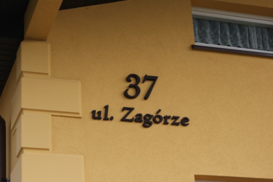 numer domu elegancka ozdoba elewacji warto zobaczyć 